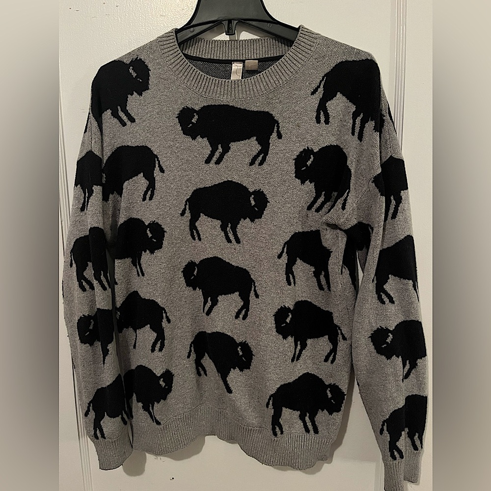 Gray sweater with buffalo pattern
